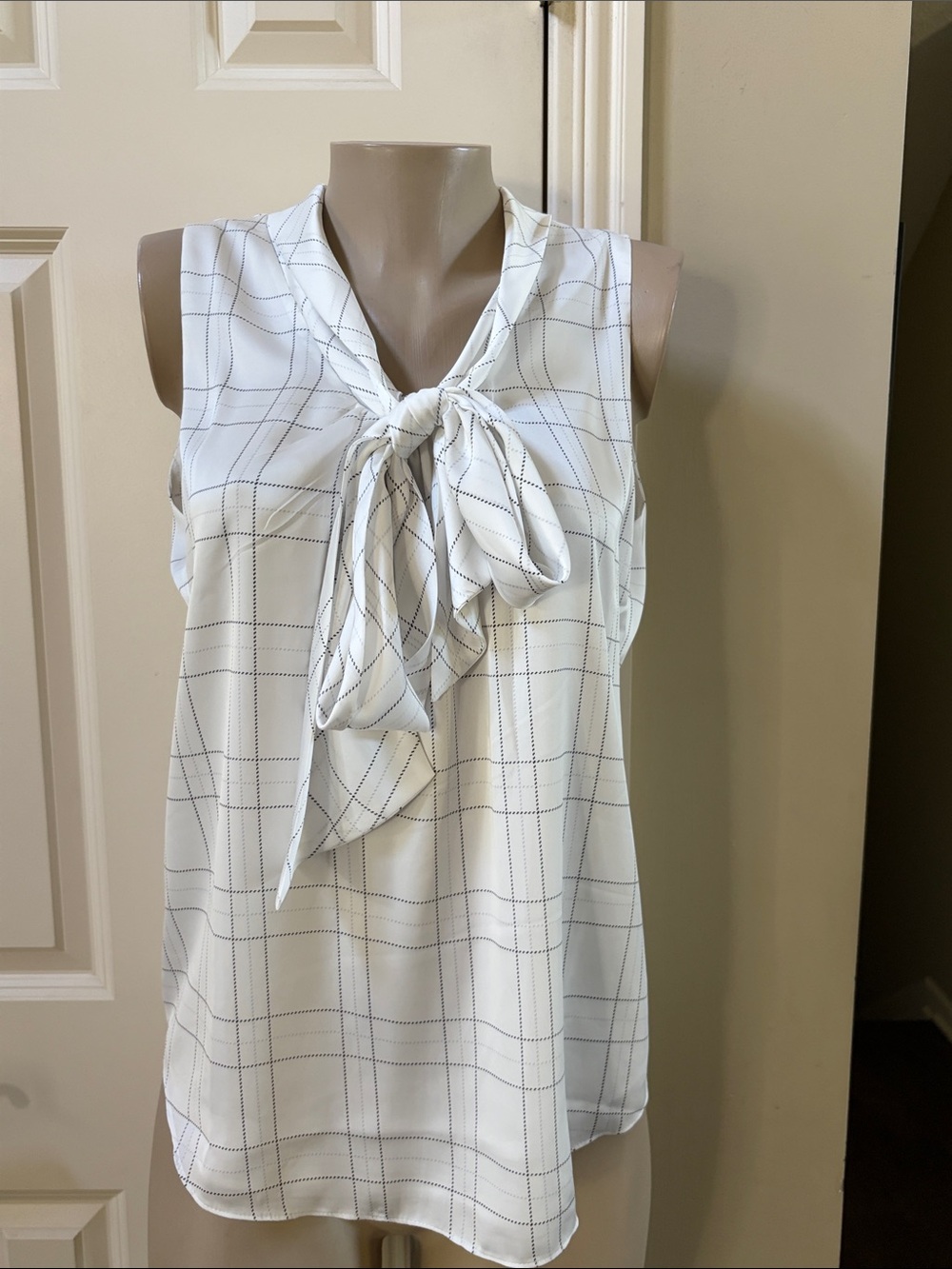 White House Black Market White Windowpane Tie-Neck Sleeveless Blouse, med